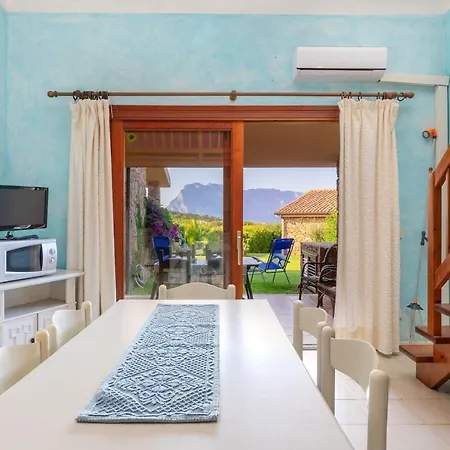 Spacious In San Teodoro With Garden And Parking *